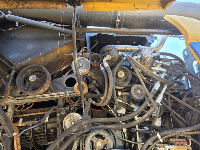 2012 New Holland CR8080 Combine - Image 11