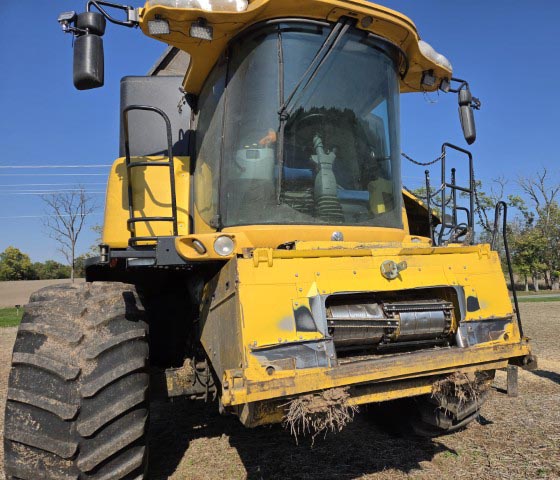 2012 New Holland CR8080 Combine - Image 2