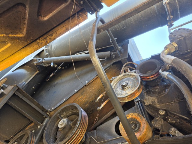2012 New Holland CR8080 Combine - Image 24