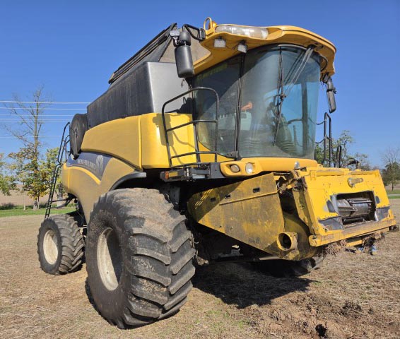 2012 New Holland CR8080 Combine - Image 3