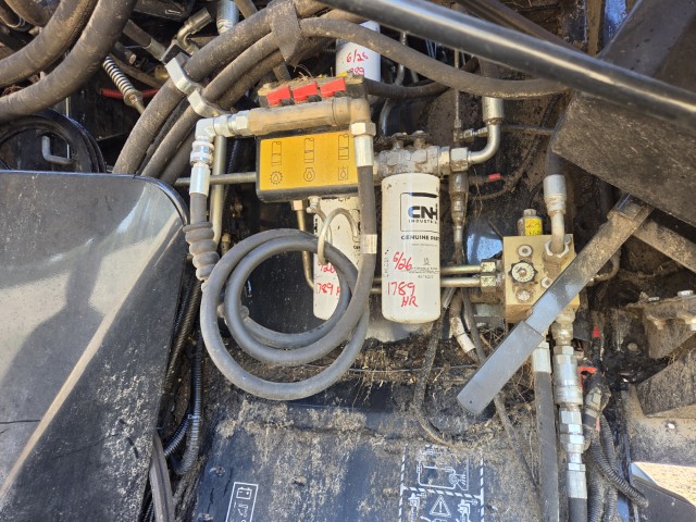 2012 New Holland CR8080 Combine - Image 31