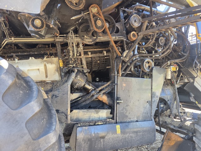 2012 New Holland CR8080 Combine - Image 32