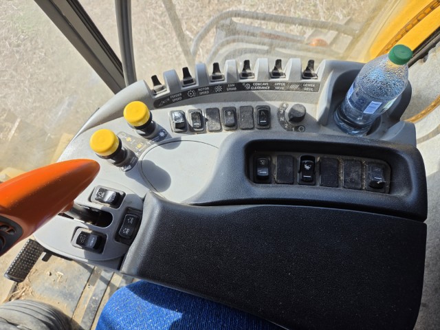 2012 New Holland CR8080 Combine - Image 34