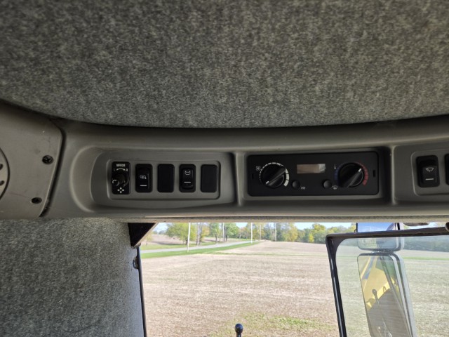 2012 New Holland CR8080 Combine - Image 35