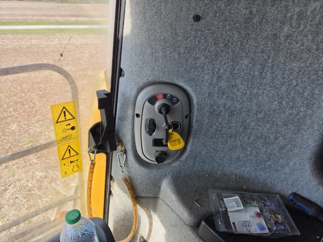 2012 New Holland CR8080 Combine - Image 37