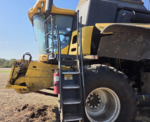 2012 New Holland CR8080 Combine - Image 4