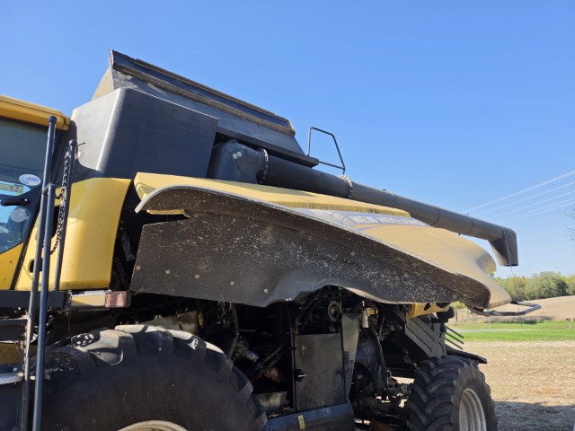 2012 New Holland CR8080 Combine - Image 7
