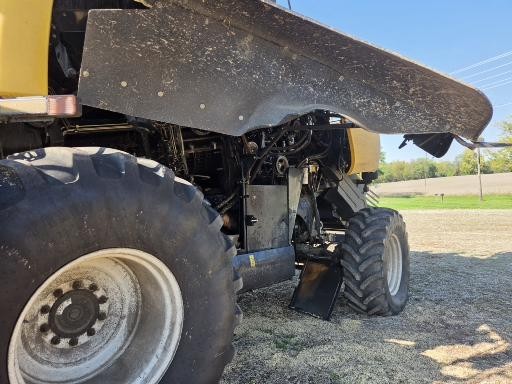 2012 New Holland CR8080 Combine - Image 8