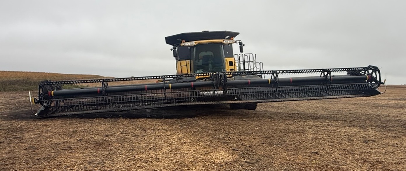 2012 New Holland CR8090 Combine - Image 2