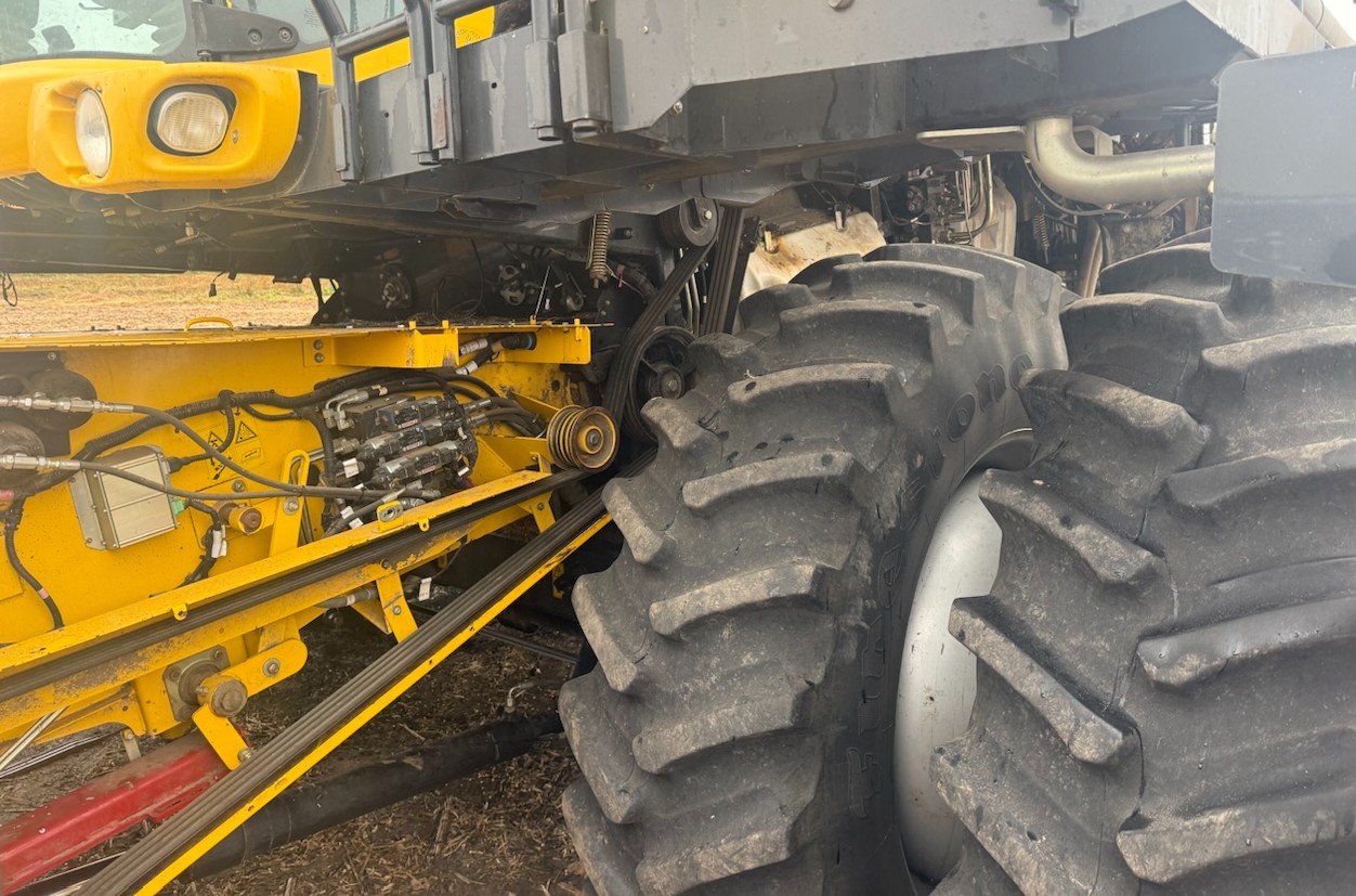 2012 New Holland CR8090 Combine - Image 13