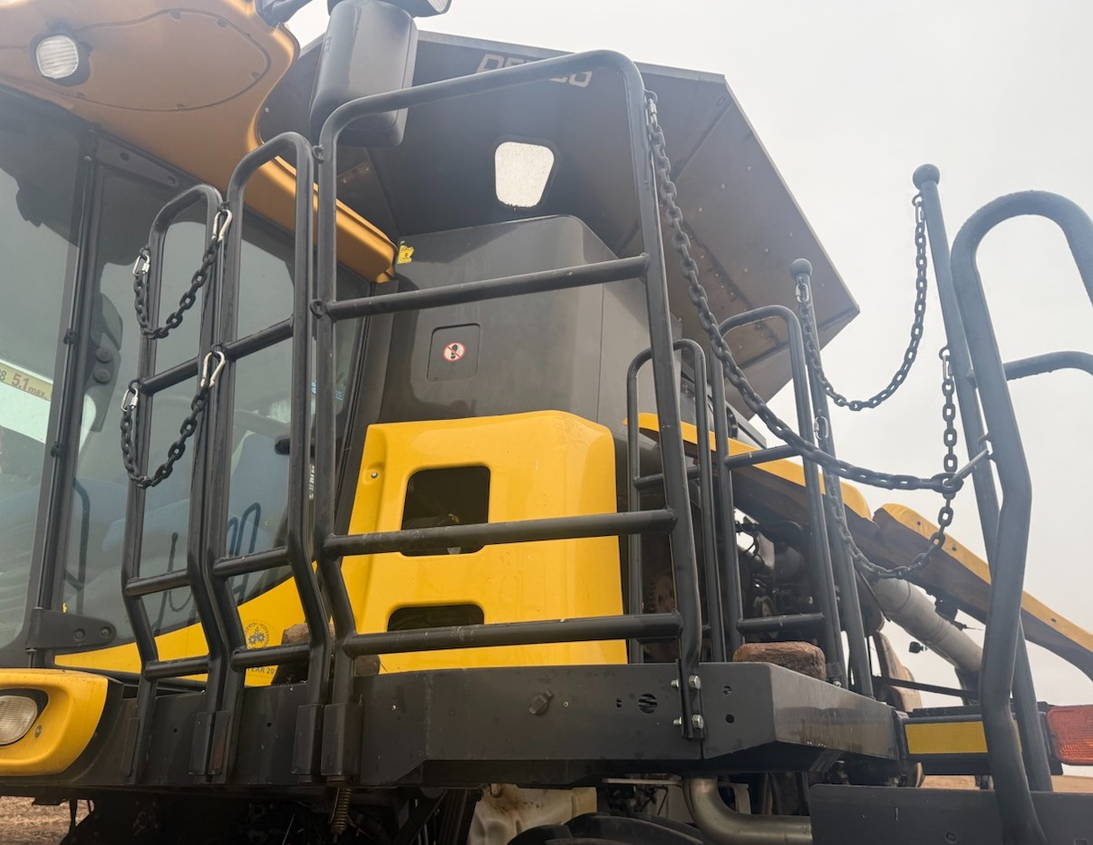 2012 New Holland CR8090 Combine - Image 14