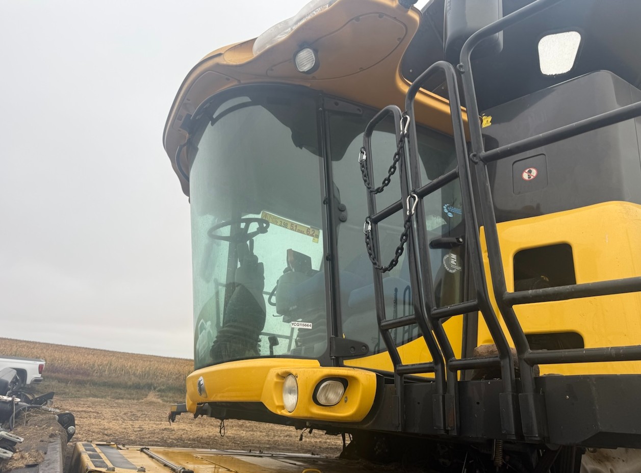 2012 New Holland CR8090 Combine - Image 15