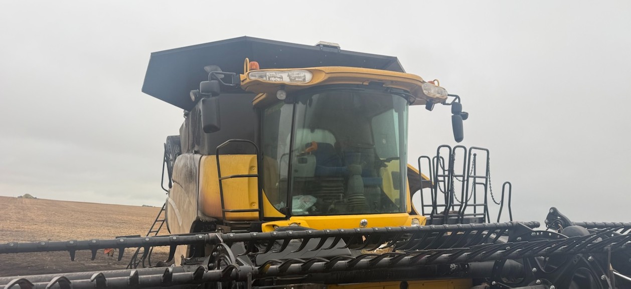 2012 New Holland CR8090 Combine - Image 16