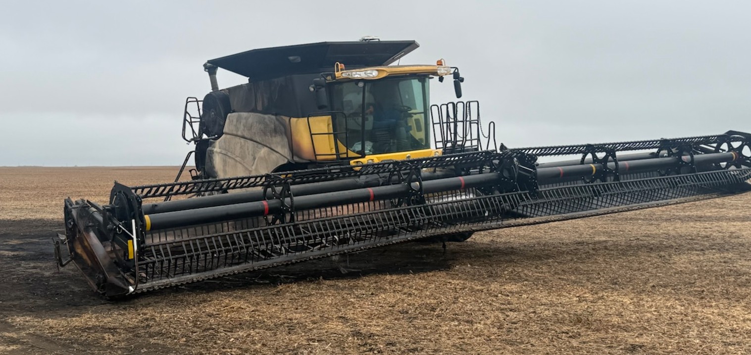 2012 New Holland CR8090 Combine - Image 3