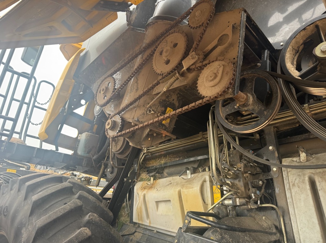 2012 New Holland CR8090 Combine - Image 21