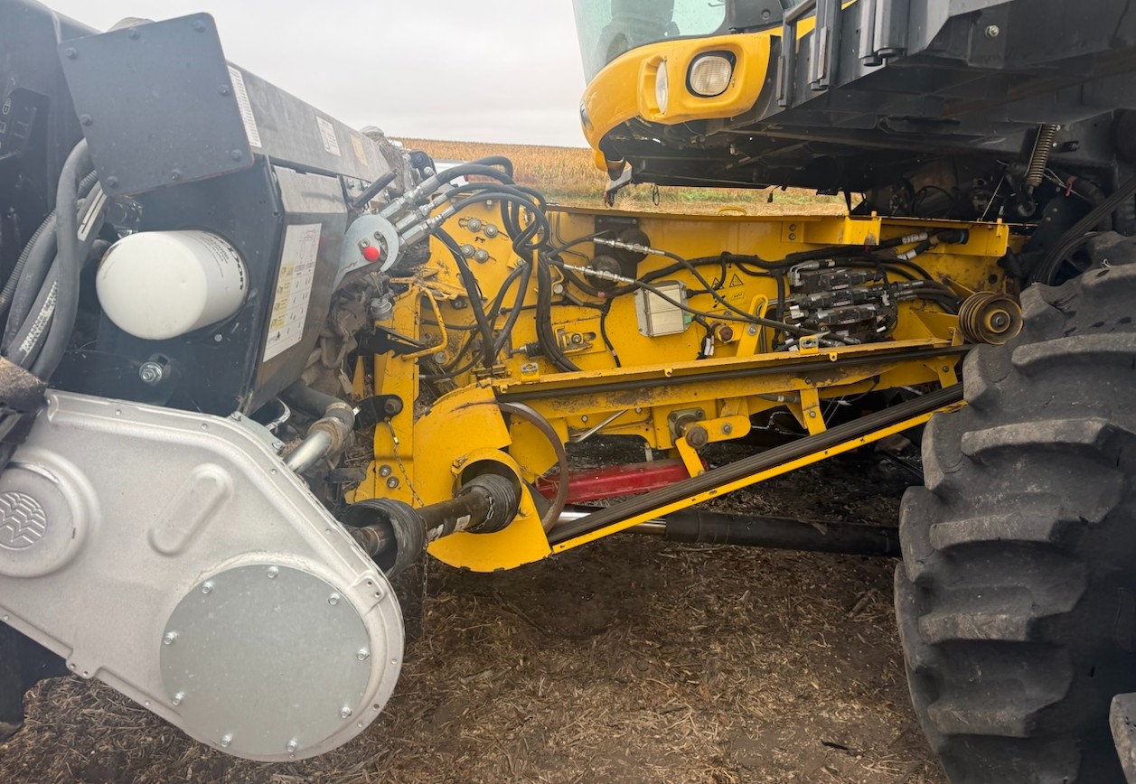 2012 New Holland CR8090 Combine - Image 25