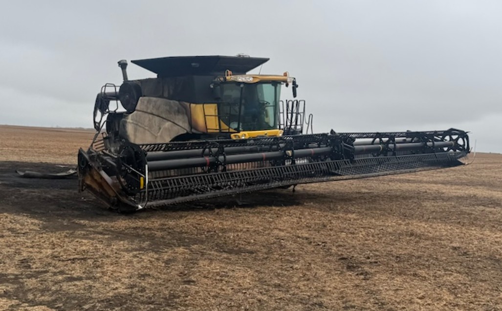 2012 New Holland CR8090 Combine - Image 4
