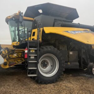 2012 New Holland CR8090 Combine