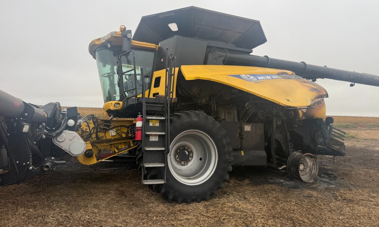 2012 New Holland CR8090 Combine
