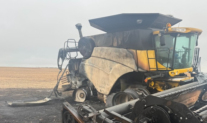 2012 New Holland CR8090 Combine - Image 5