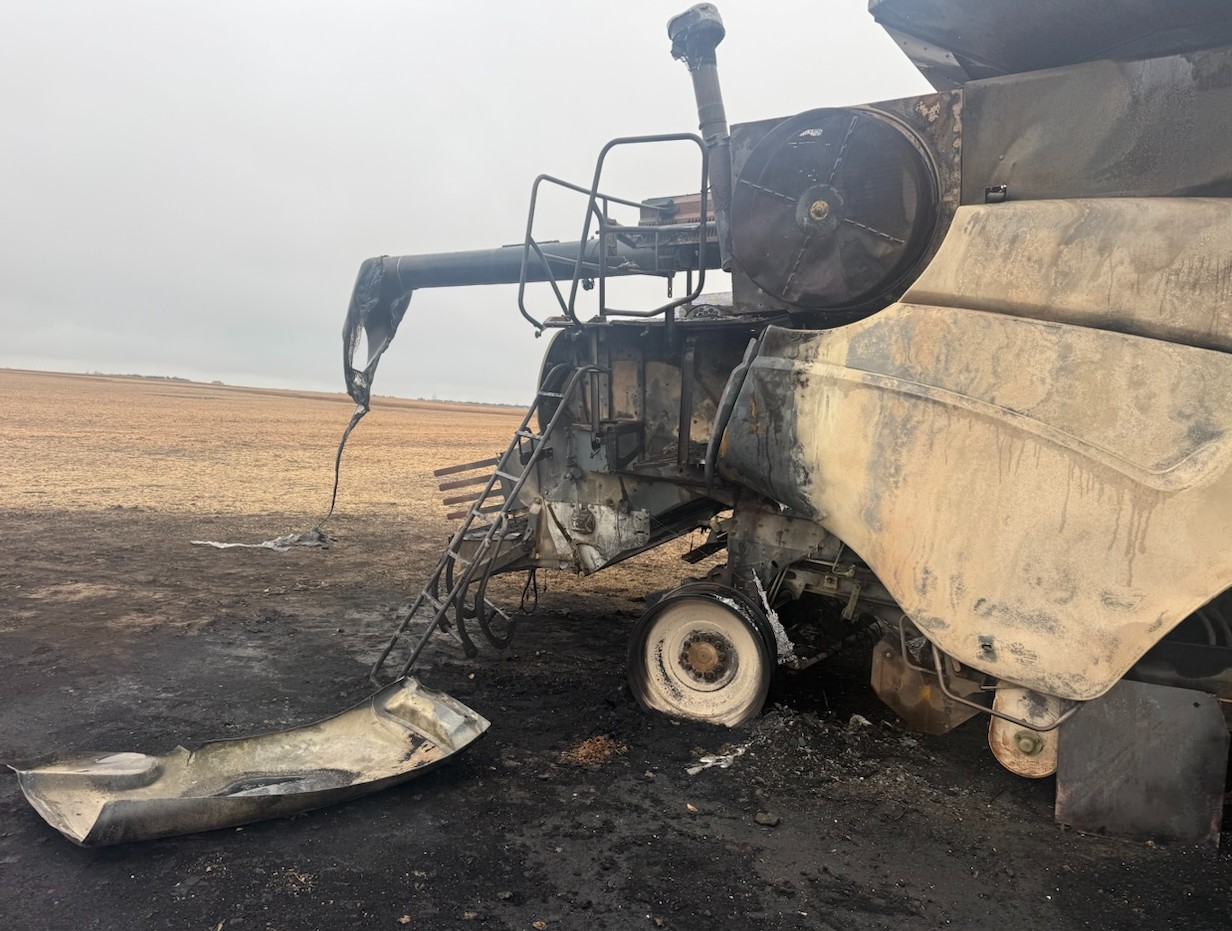 2012 New Holland CR8090 Combine - Image 6