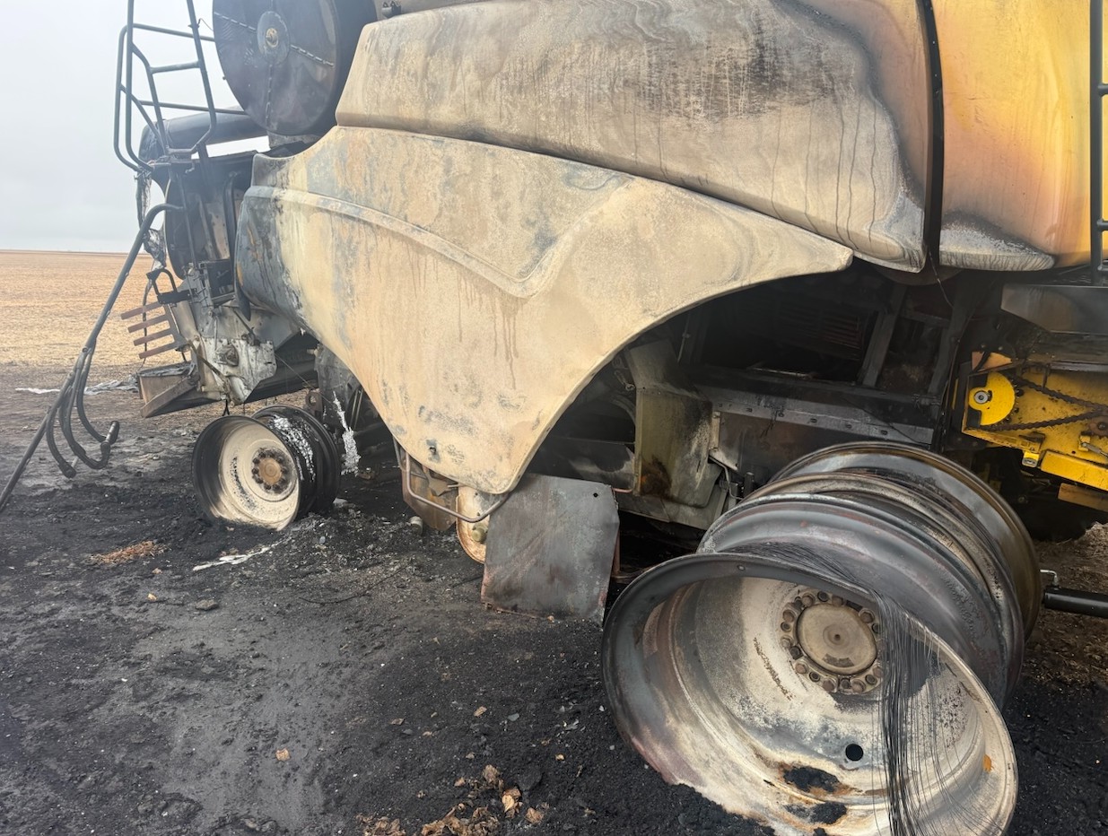 2012 New Holland CR8090 Combine - Image 7