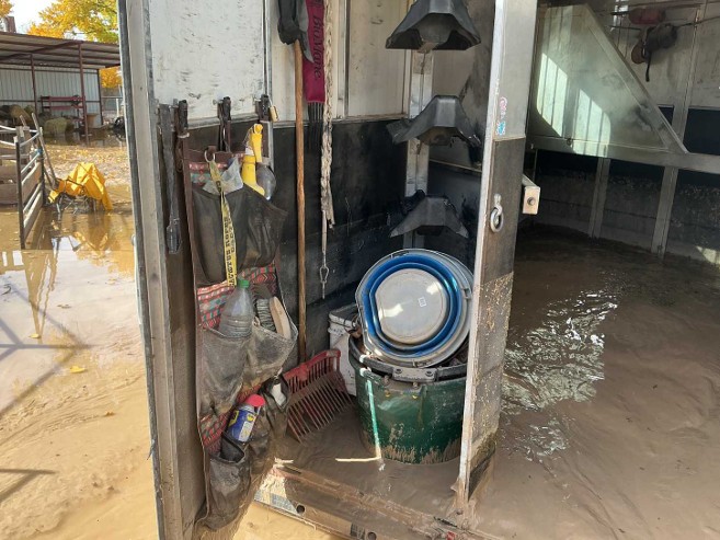 2013 CM Weekender 3-Horse Horse Trailer - Image 13