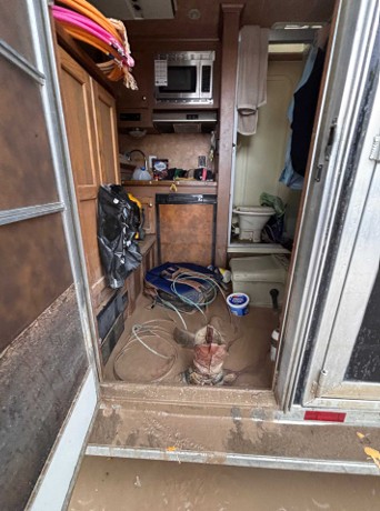 2013 CM Weekender 3-Horse Horse Trailer - Image 17