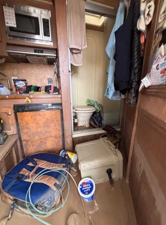 2013 CM Weekender 3-Horse Horse Trailer - Image 18
