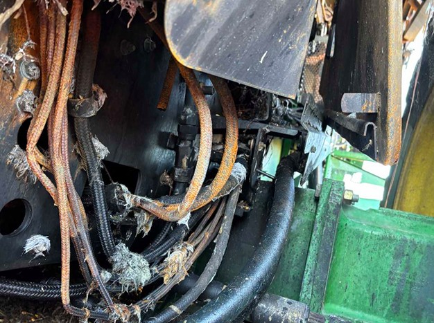 2013 John Deere S670 Combine - Image 24