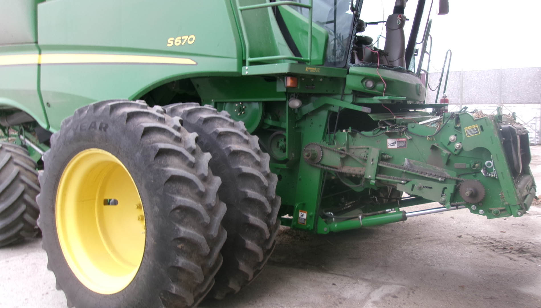 2013 John Deere S670 Combine - Image 3