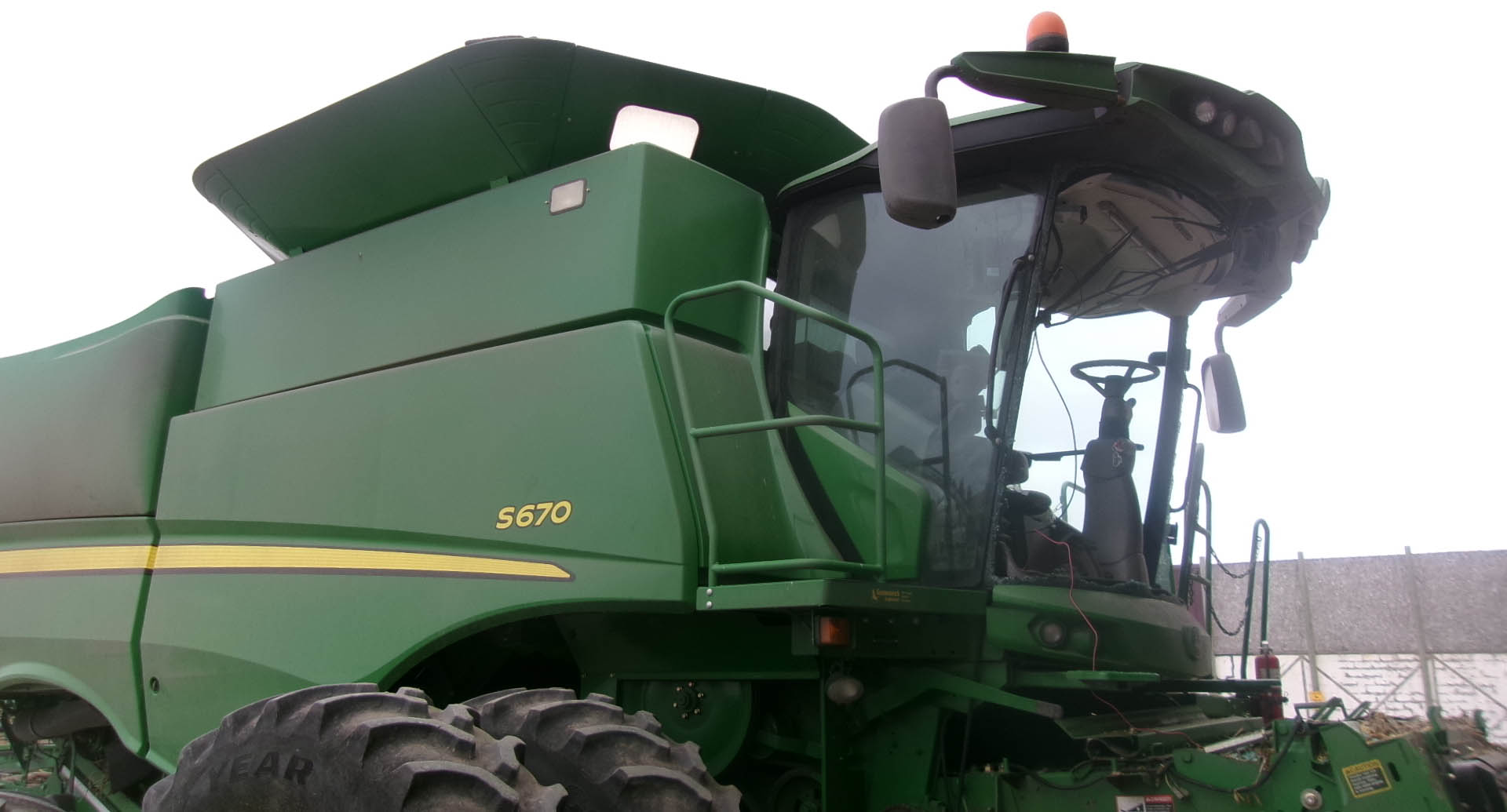 2013 John Deere S670 Combine - Image 4