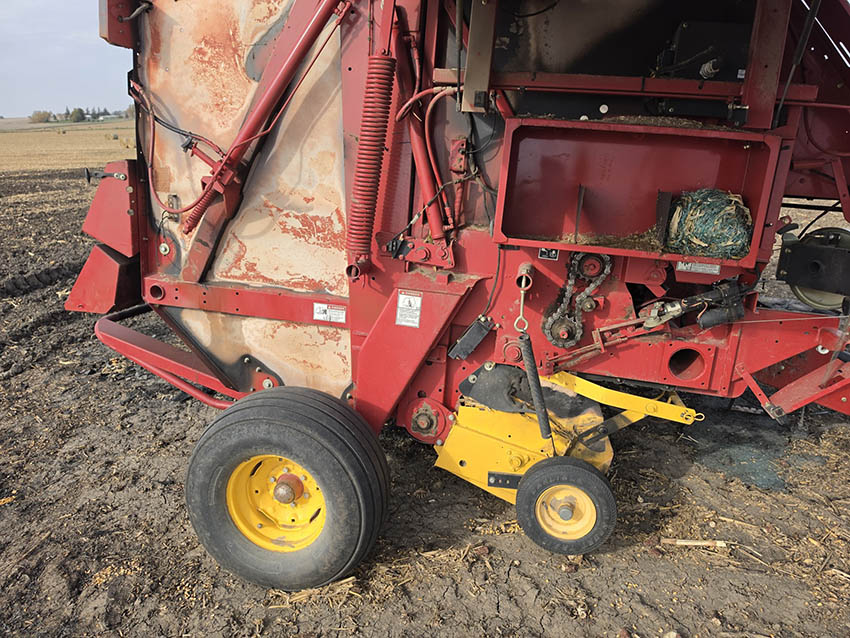 2013 New Holland BR7090 Round Baler - Image 3