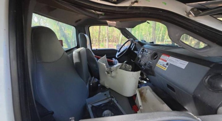 2015 Ford F-750 Tree Truck - Image 19