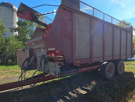 2015 Miller 5300 Silage Wagon