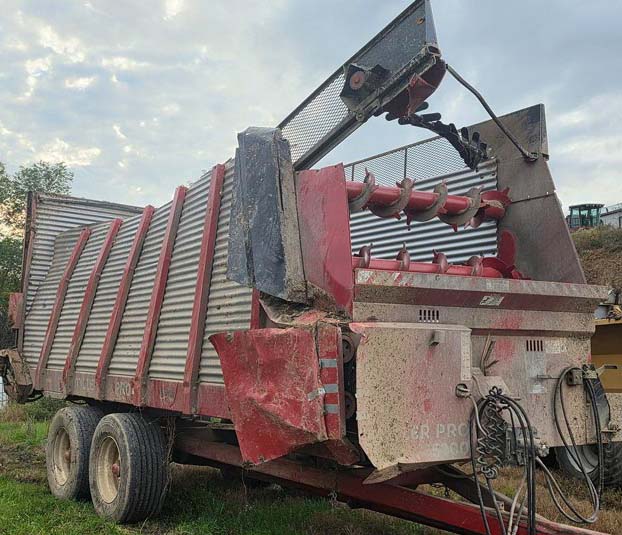 2015 Miller 5300 Silage Wagon - Image 6