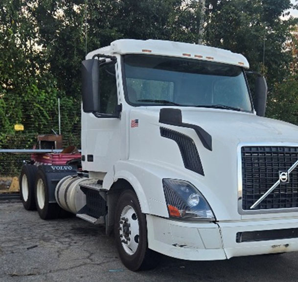 2015 Volvo VNL - Image 2