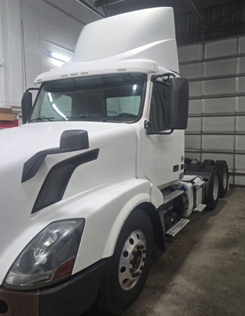 2015 Volvo VNL - Image 2