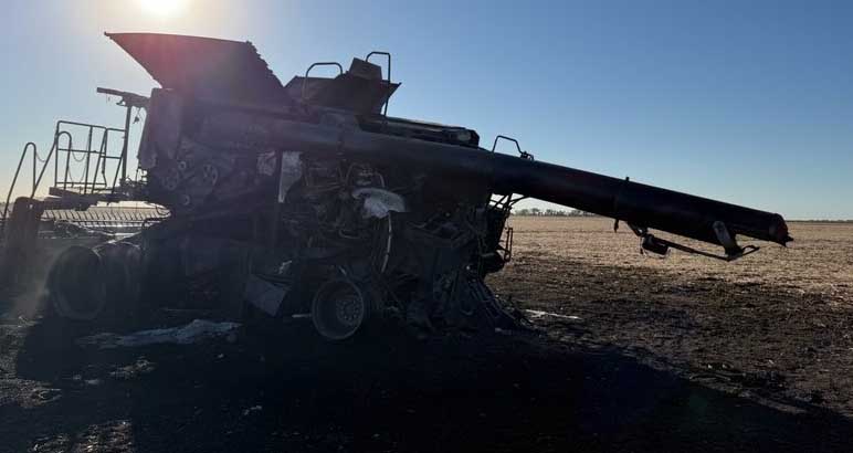 2016 CASE IH 8240 Combine - Image 3
