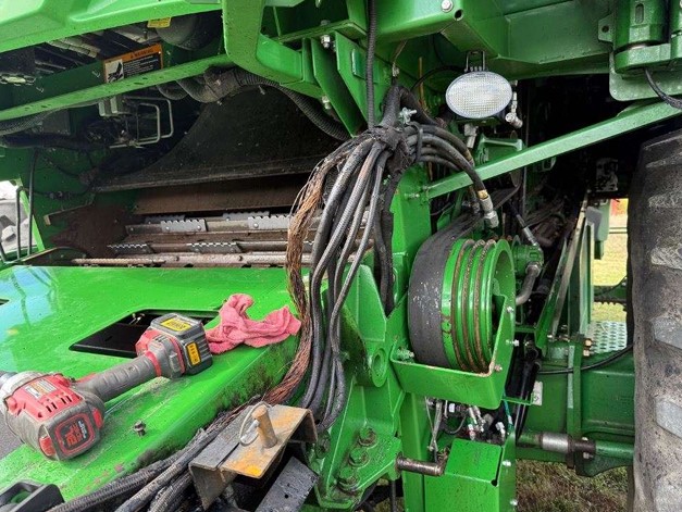 2016 John Deere S680 STS Combine - Image 7