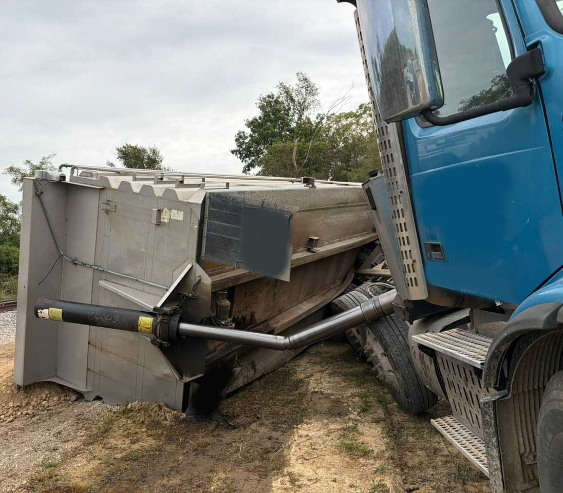 2016 Volvo VHD Dump Truck - Image 4