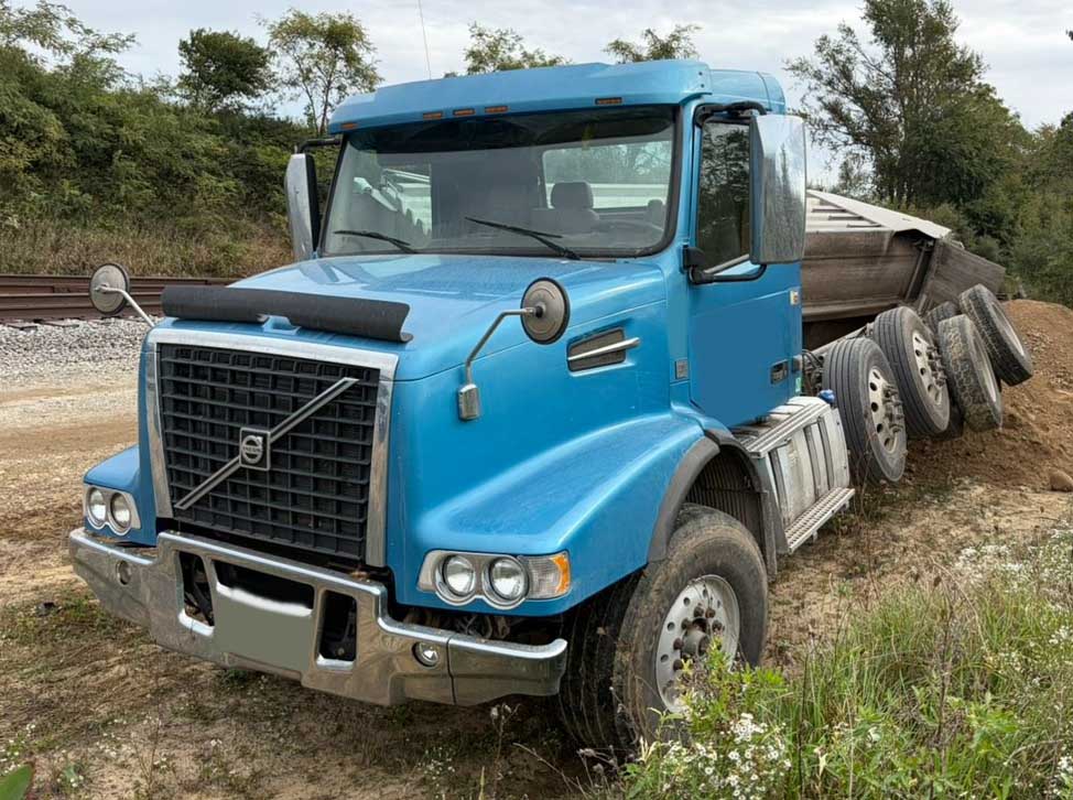 2016 Volvo VHD Dump Truck - Image 5