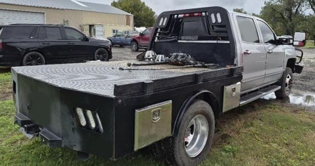 2017 Chevrolet Silverado Flatbed - Image 6