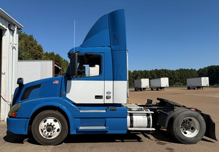 2017 Volvo VNL - Image 2