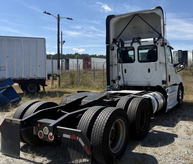 2018 Freightliner Cascadia - Image 2