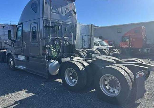 2021 Freightliner Cascadia - Image 2