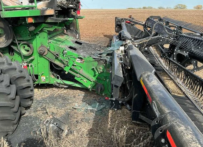 2010 John Deere 9870 Combine/2021 MacDon FD140 Flexdraper Header - Image 23