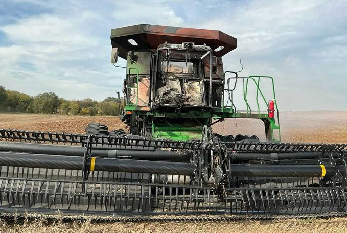 2010 John Deere 9870 Combine/2021 MacDon FD140 Flexdraper Header - Image 25