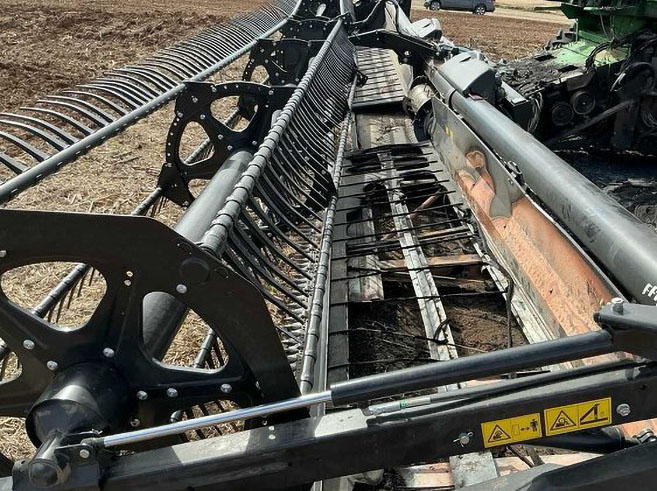 2010 John Deere 9870 Combine/2021 MacDon FD140 Flexdraper Header - Image 16