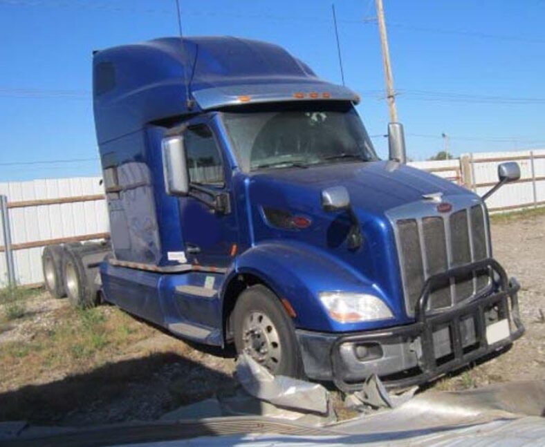 [Auction]: 2021 Peterbilt 579 | Iowa | damaged | CAG